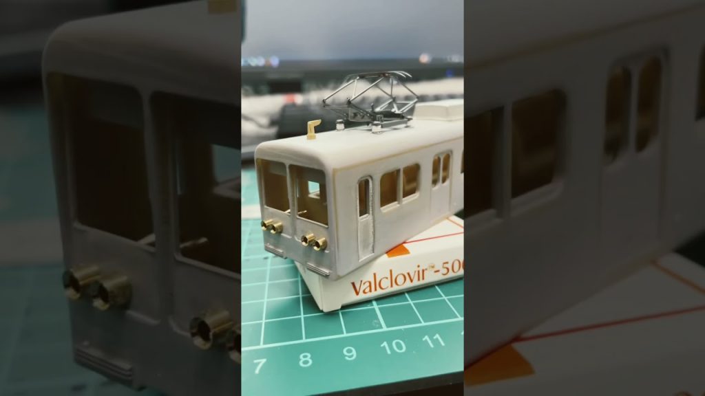 3Dプリントした #新京成線 の「たぬき」っぽい自由形に、屋上機器の取付け  #鉄道模型 #模型製作 #hoゲージ #modeltrains #hoscale #鉄道【江ノ電サイズのフリーランス車両】