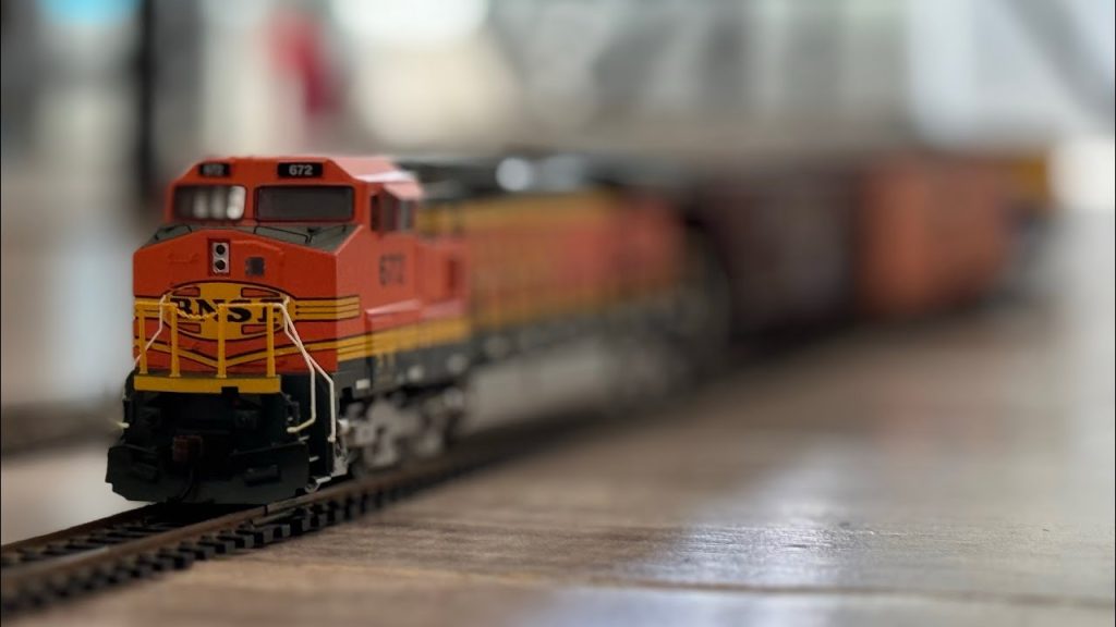 Athearn HO Scale BNSF Dash 9-44CW H2 showcase