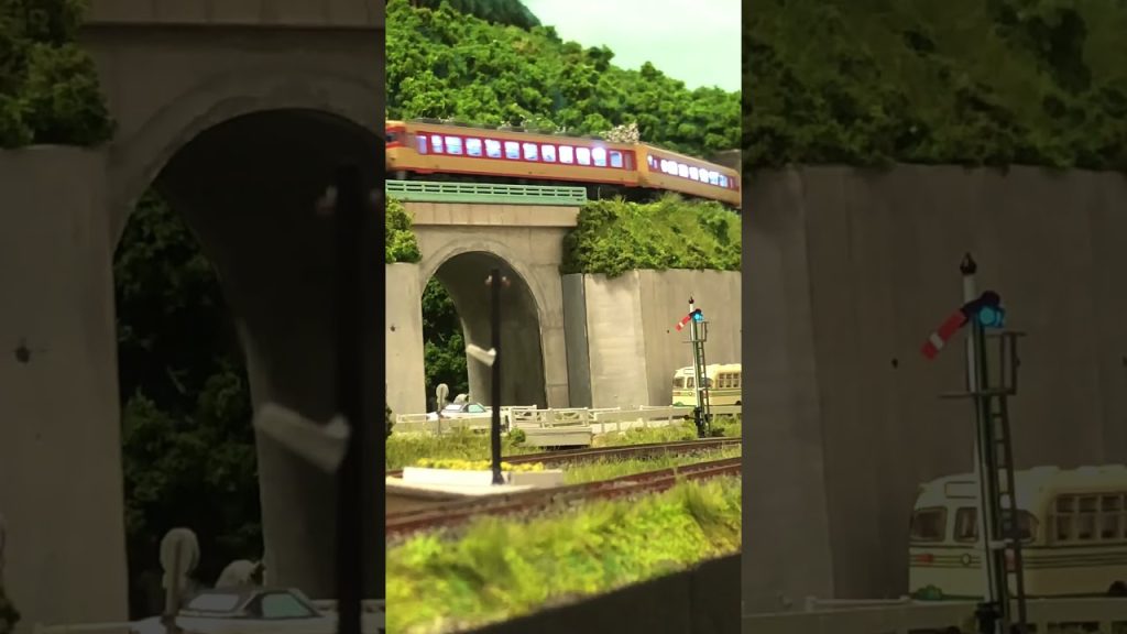 桜の咲く山岳線を急行列車が登る　#nゲージ鉄道模型 #nゲージレイアウト #桜 #気動車