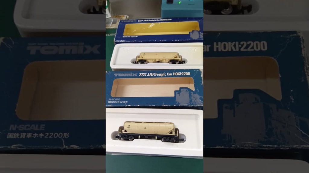 同じTOMIX 品番2727 貨車 ホキ2200 なのに、箱のサイズが違うのはナゼ🤔⁉️