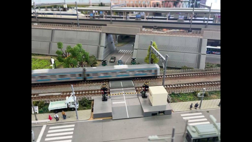 【TOMIXショールーム】神田駅すぐ。踏み切りがリアルで凄い！