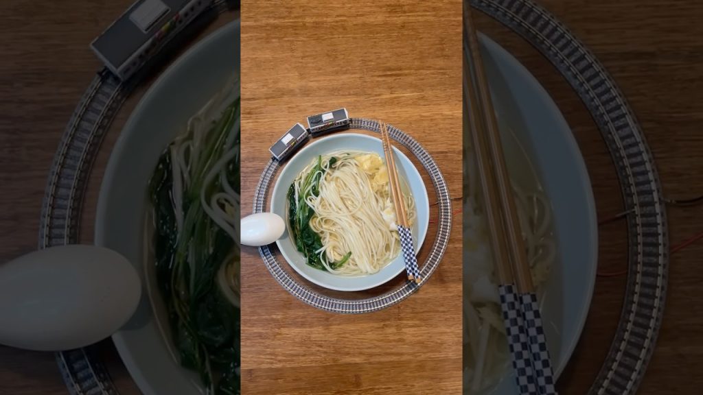 スプーンでトンネル!?Nゲージ日常、食卓でラーメン食べながら電車鑑賞! #nゲージ #鉄道模型 #nscale #shorts #bトレ #btrain
