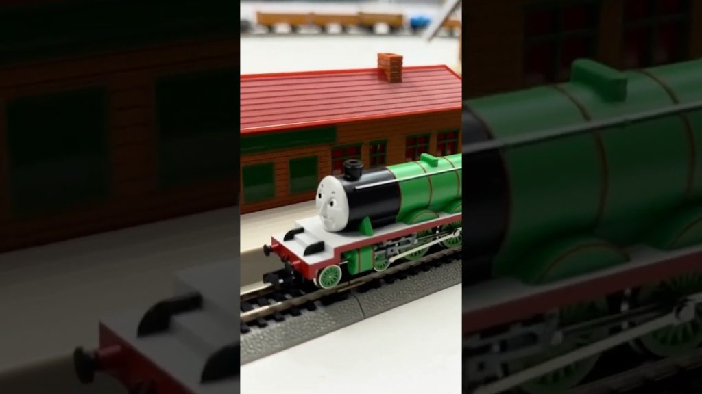 Counting Engines & Cars on Long N Scale Train – Henry, Thomas and Percy