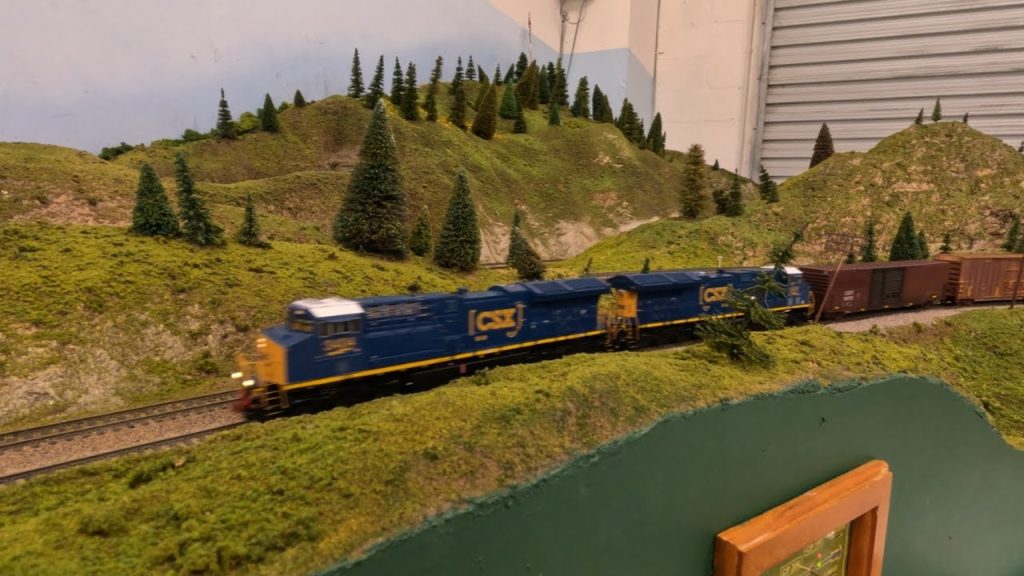 HO Scale CSX ET44AH’s Pulling Freight On The Mainline