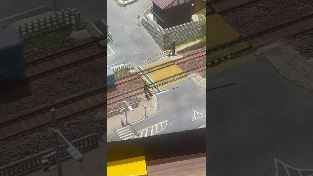 Nゲージ城鎮-行駛中（順行）KATO 10-1486 119系 飯田線兩輛列車編組（模型）通過平交道@溫刀鐵道台中店🚄🛤️