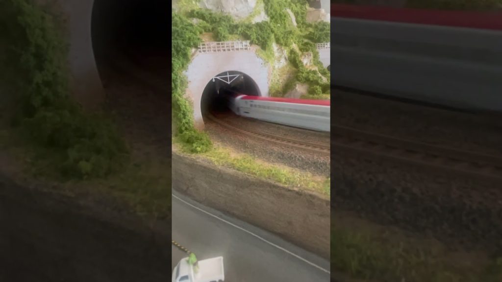 Nゲージ城鎮-行駛中（順行） KATO 10-1566 秋田新幹線E6系列車（模型）進隧道@玩軌運轉🚄🛤️