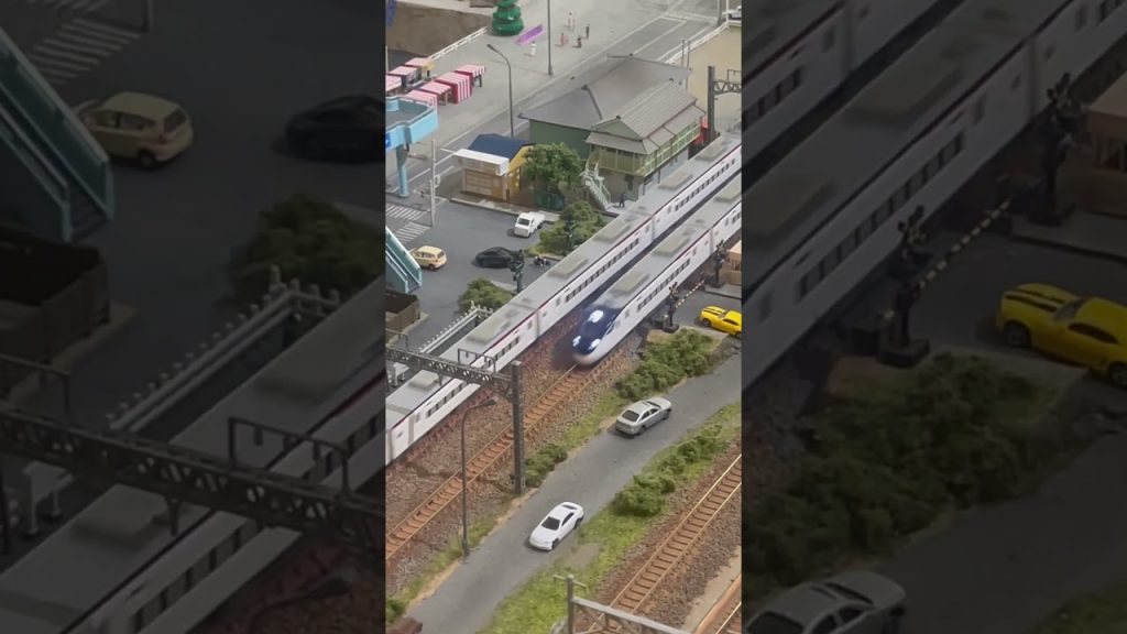 Nゲージ城鎮-行駛中的Kato 10-1791 台鐵EMU3000型新自強號列車雙雙通過平交道@溫刀鐵道🚄🛤️