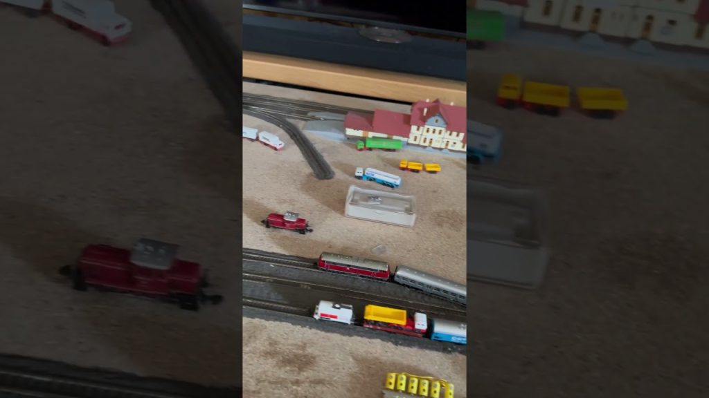 Spur Z: Märklin 8875 BR 216 025-7 nach der Reinigung auf der Einfahrrunde