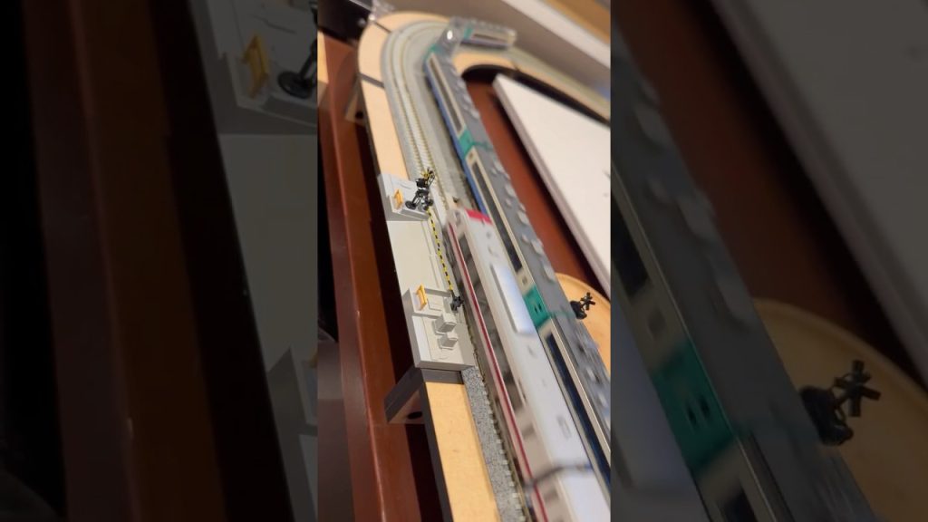 (書斎のデスクトップミニレイアウト)TOMIX 485系3000番代はくたか、KATO681系2000番台スノーラビット走行シーン