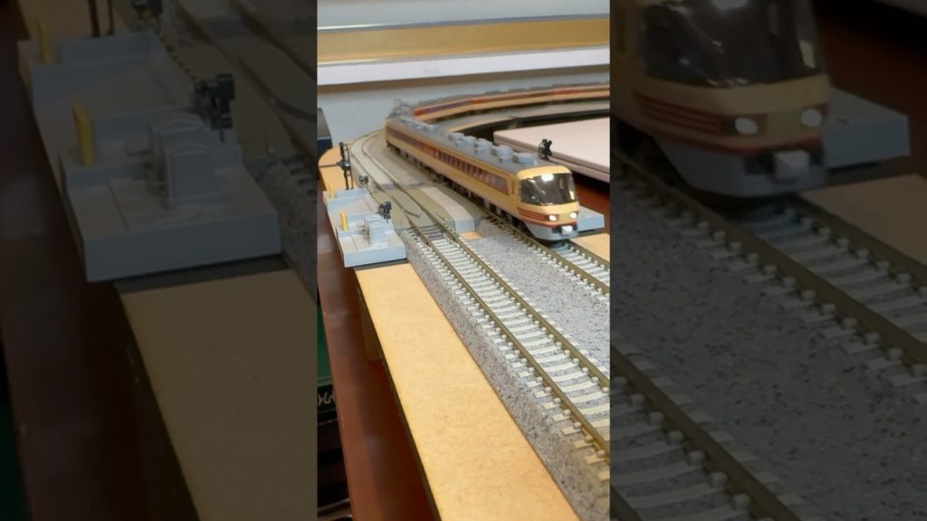 （書斎のデスクトップミニレイアウト)TOMIX 485系「さよなら雷鳥」、485系雷鳥(クロ481-2301)走行シーン