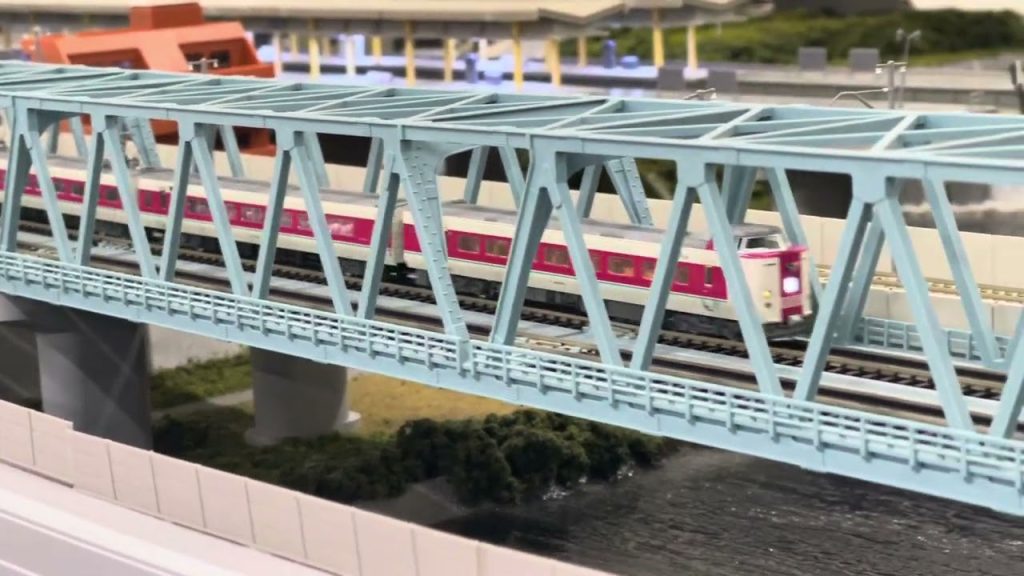 鉄道模型　鉄橋を渡る381系　ゆったりやくも