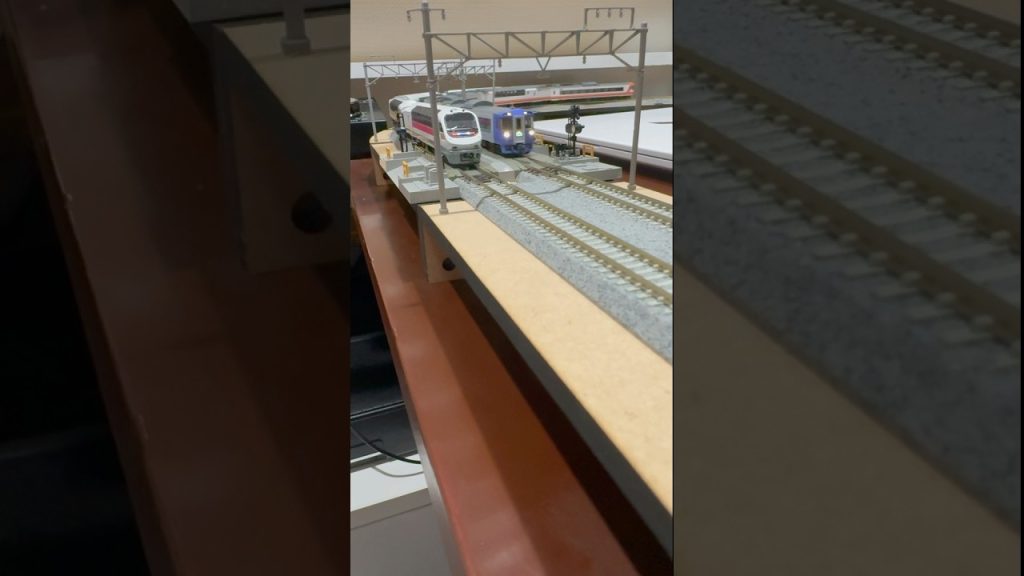 (Nゲージ鉄道模型 書斎のデスクトップミニレイアウト)マイクロエース キハ183系ノースレインボーエクスプレス、TOMIXキハ183系さよならオホーツク 走行シーン
