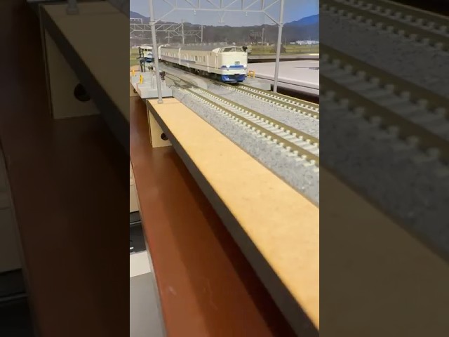 (Nゲージ鉄道模型 2畳書斎のデスクトップミニレイアウト)マイクロエース 419系北陸色、TOMIX 475系北陸色 走行シーン
