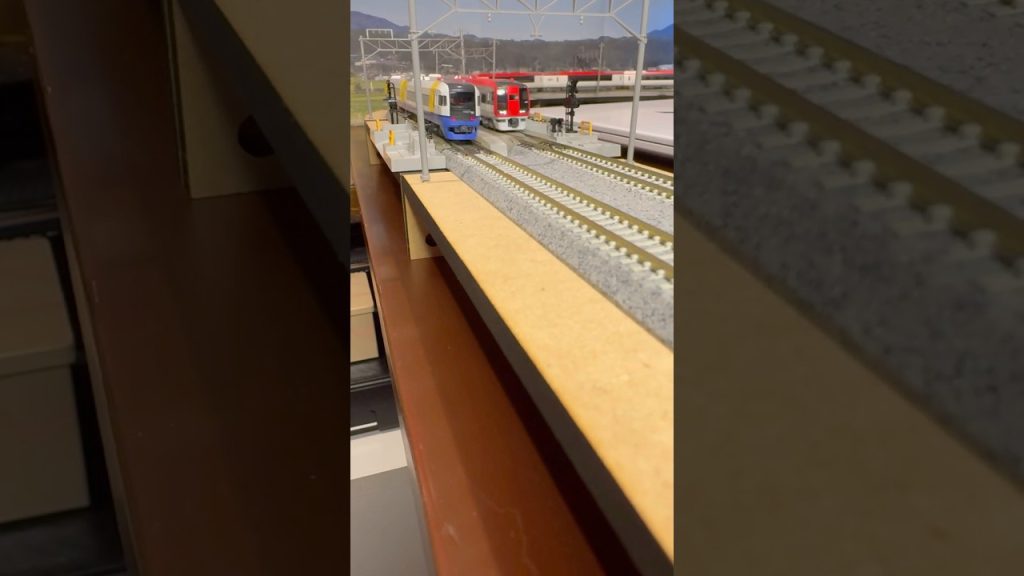 (Nゲージ鉄道模型 2畳書斎のデスクトップミニレイアウト)KATO 255系、TOMIX 253系　成田エクスプレス 走行シーン