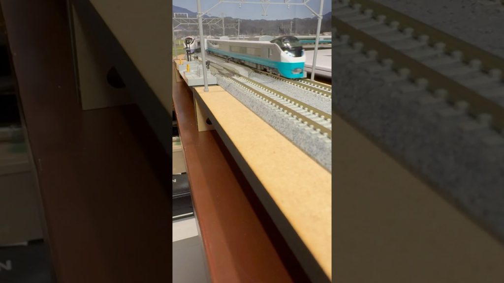 (Nゲージ鉄道模型　2畳書斎のデスクトップミニレイアウト)KATO E657系ひたちノーマルカラー、リバイバルカラー(緑) 走行シーン