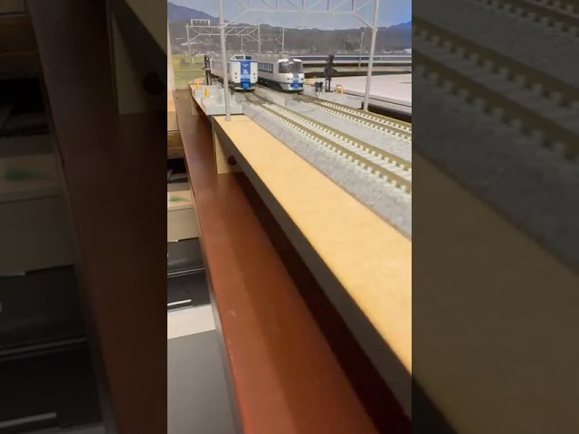 (Nゲージ鉄道模型 2畳書斎のデスクトップミニレイアウト)TOMIX 485系しらさぎ色 2本走行シーン