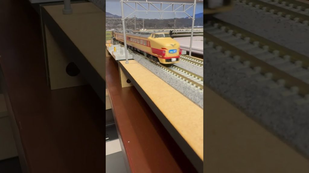 (Nゲージ鉄道模型 2畳書斎のデスクトップミニレイアウト)TOMIX 485系白鳥、マイクロエース　419系北陸色　走行シーン