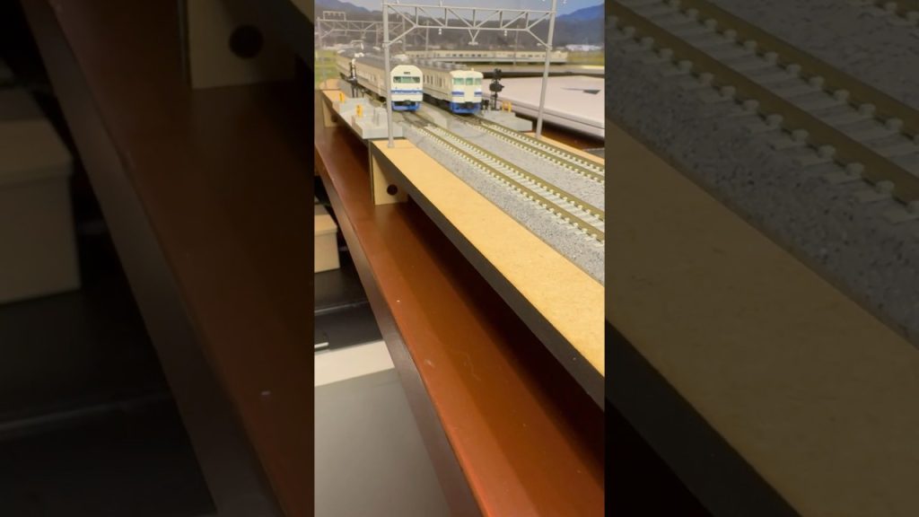 (Nゲージ鉄道模型 書斎のデスクトップミニレイアウト)マイクロエース 413系、マイクロエース419系 走行シーン