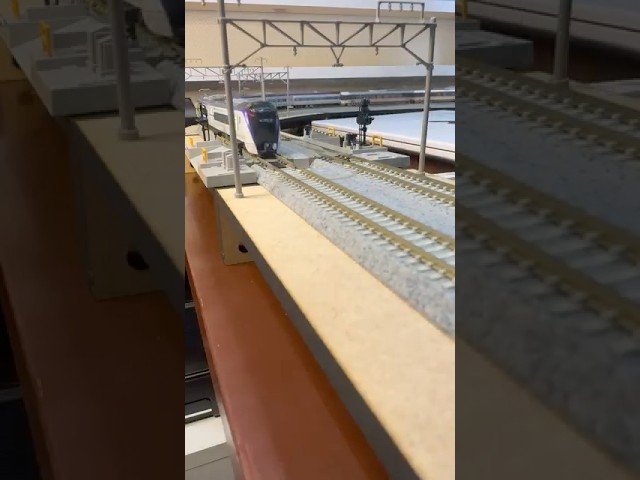 (Nゲージ鉄道模型 書斎のデスクトップミニレイアウト)E353系あずさ、383系ワイドビューしなの 走行シーン