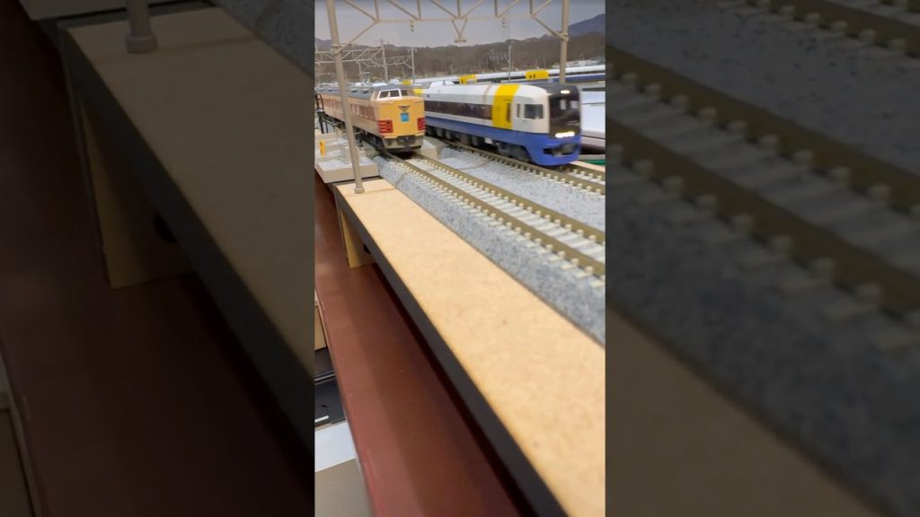 (Nゲージ鉄道模型 書斎のデスクトップミニレイアウト)KATO 183系0番代さざなみ、KATO 255系ビューさざなみ　走行シーン