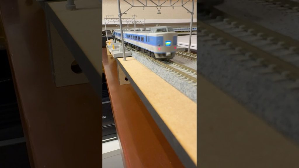 (Nゲージ鉄道模型 書斎のデスクトップミニレイアウト)KATO 189系グレードアップあずさ、383系しなの 走行シーン
