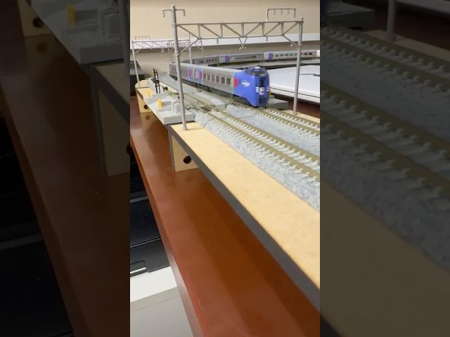 (Nゲージ鉄道模型 書斎のデスクトップミニレイアウト)KATO キハ283系スーパーおおぞら  走行シーン