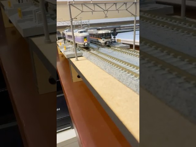 (Nゲージ鉄道模型 書斎のデスクトップミニレイアウト)KATO E351系スーパーあずさ、KATO 383系しなの 走行シーン