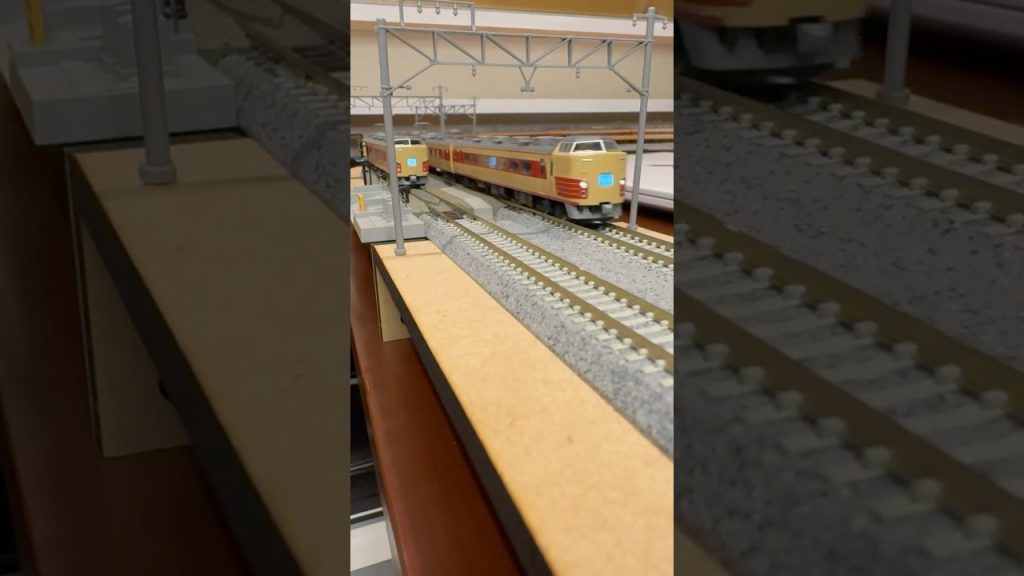 (Nゲージ鉄道模型 書斎のデスクトップミニレイアウト)TOMIX 183/189系 国鉄色 田町車両センターH101、H102編成 快速ムーンライトながら 走行シーン