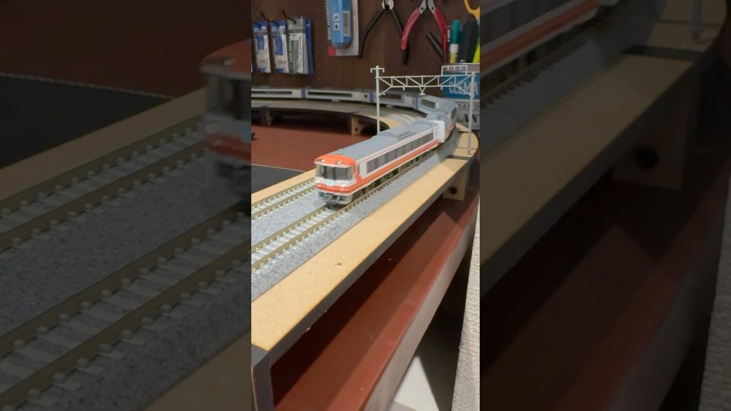 (Nゲージ鉄道模型 書斎のデスクトップミニレイアウト)TOMIX キハ183系ラストランオホーツク、TOMIXキハ261系はまなす編成 走行シーン