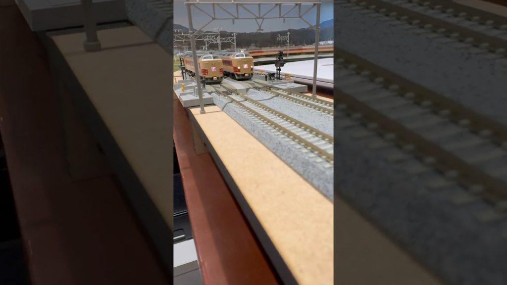 (Nゲージ鉄道模型 書斎のデスクトップミニレイアウト)TOMIX 485系1000番代特急つばさ9両編成の同士のすれ違いシーン