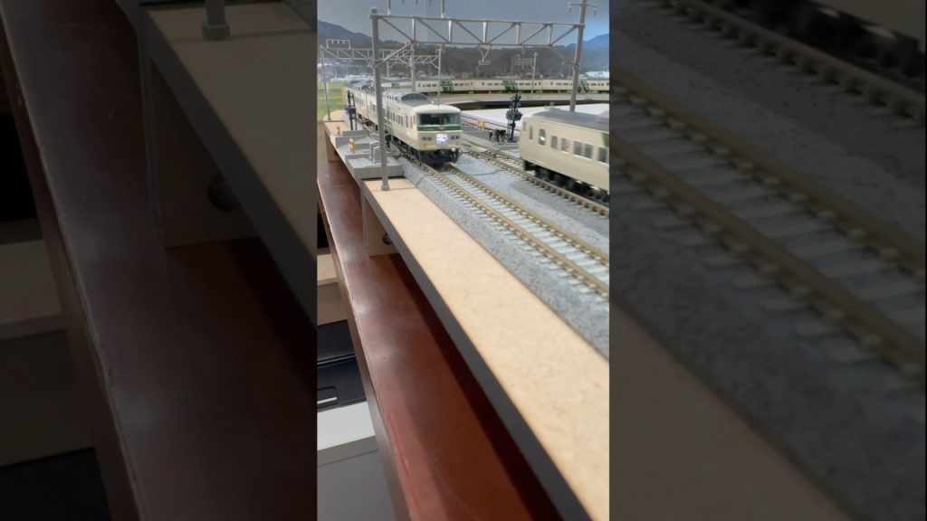 (Nゲージ鉄道模型 書斎のデスクトップミニレイアウト)TOMIX185系踊り子 走行シーン