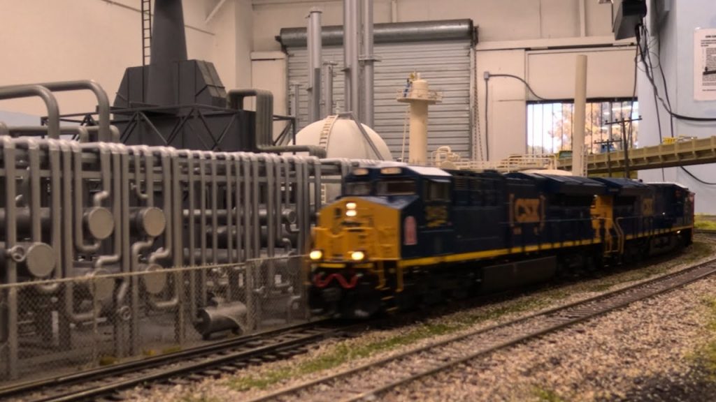 CSX 3415 Leads the Charge! HO Scale Freight Action