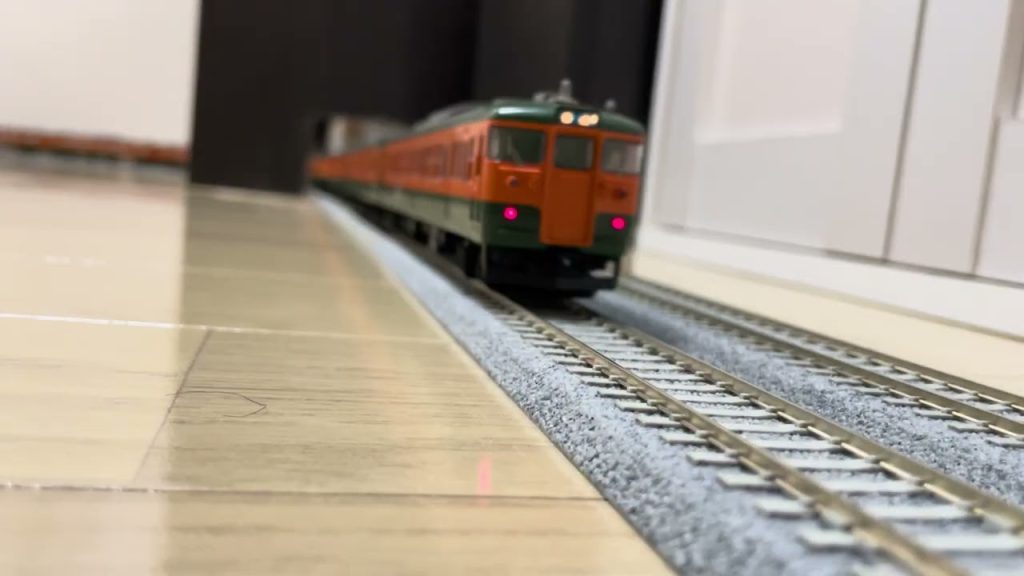 (我が家のHOゲージ鉄道模型)TOMIX 115系、EF64-1000+24系あけぼの 走行シーン