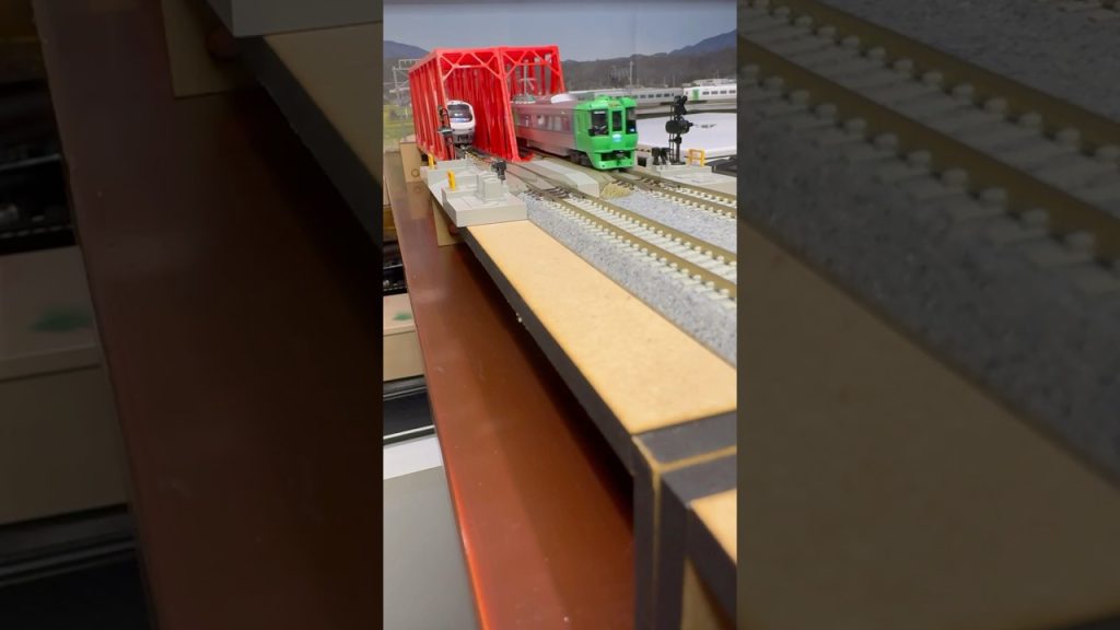 (Nゲージ鉄道模型 書斎のデスクトップミニレイアウト)キハ183系 ノースレインボーエクスプレス、785系+789系 スーパー白鳥 走行シーン