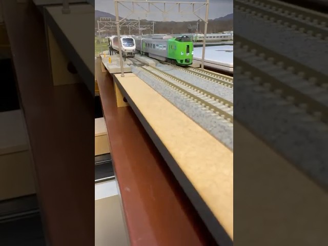 (Nゲージ鉄道模型 2畳書斎のデスクトップミニレイアウト)マイクロエース ノースレインボーエクスプレス、TOMIX 789系スーパー白鳥 走行シーン