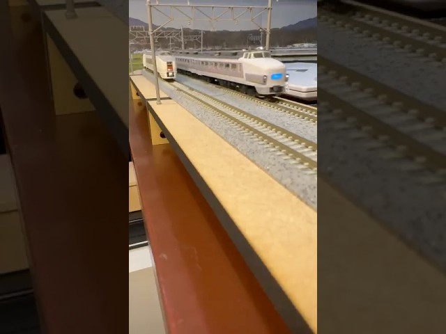 (Nゲージ鉄道模型 2畳書斎のデスクトップミニレイアウト)KATO 651系スーパーひたち、TOMIX485系ひたち色 走行シーン