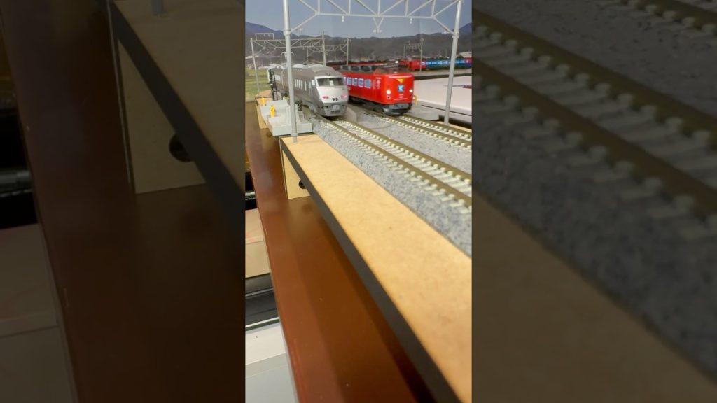 (Nゲージ鉄道模型 2畳書斎のデスクトップミニレイアウト)KATO 787系つばめ、TOMIX 485系かもめ、ハウステンボス、みどり 走行シーン