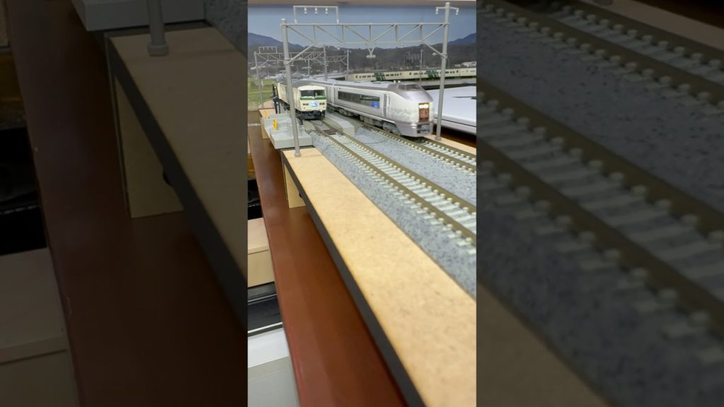 (Nゲージ鉄道模型 2畳書斎のデスクトップミニレイアウト)TOMIX 185系200代特急踊り子、KATO 651系伊豆クレイル 走行シーン
