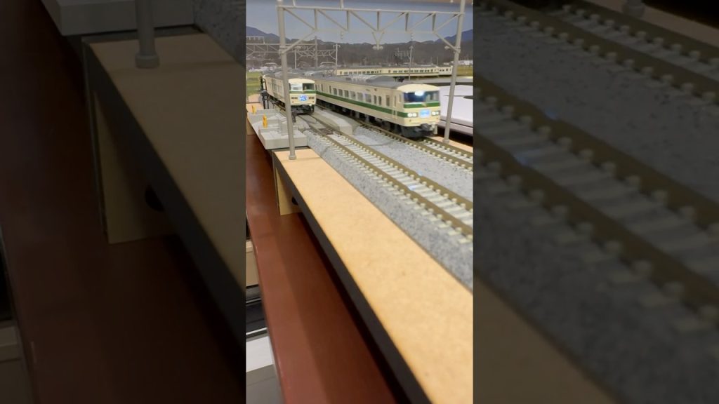 (Nゲージ鉄道模型 2畳書斎のデスクトップミニレイアウト)TOMIX 185系B6編成、C1編成 走行シーン