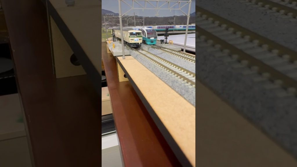 (Nゲージ鉄道模型 2畳書斎のデスクトップミニレイアウト)TOMIX 185系踊り子色、TOMIX251系スーパービュー踊り子 新塗色 走行シーン