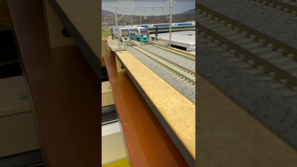 (Nゲージ鉄道模型 2畳書斎のデスクトップミニレイアウト)TOMIX 251系スーパービュー踊り子　旧塗装、新塗装　走行シーン