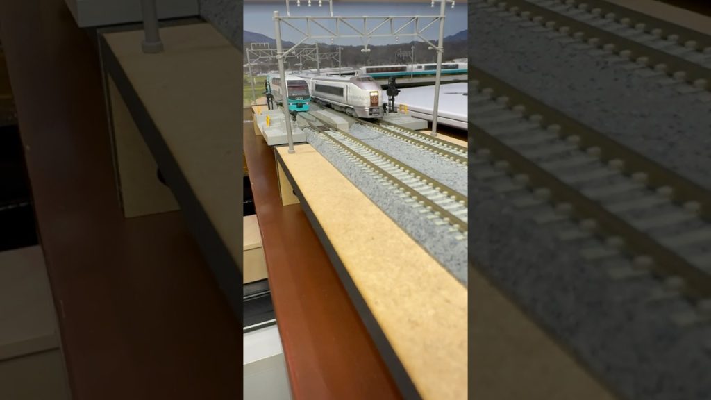 (Nゲージ鉄道模型 2畳書斎のデスクトップミニレイアウト)TOMIX 251系スーパービュー踊り子、KATO 651系伊豆クレイルタイプ 走行シーン
