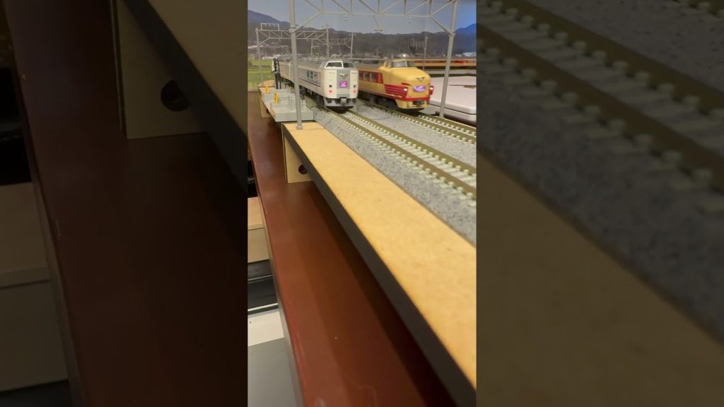 (Nゲージ鉄道模型 2畳書斎のデスクトップミニレイアウト)TOMIX 485系はくたか、489系代走はくたか 走行シーン