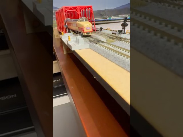 (Nゲージ鉄道模型 2畳書斎のデスクトップミニレイアウト)TOMIX 489系国鉄色代走はくたか、485系3000番代はくたか 走行シーン