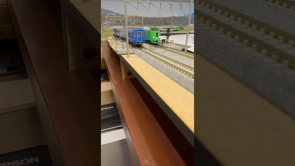 (Nゲージ鉄道模型 2畳書斎のデスクトップミニレイアウト)TOMIX 789系スーパー白鳥、ED79+50系海峡 走行シーン