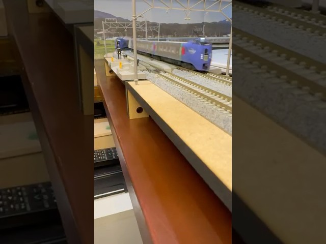 (Nゲージ鉄道模型 書斎のデスクトップミニレイアウト)KATO キハ283系スーパーおおぞら、スーパー北斗　走行シーン