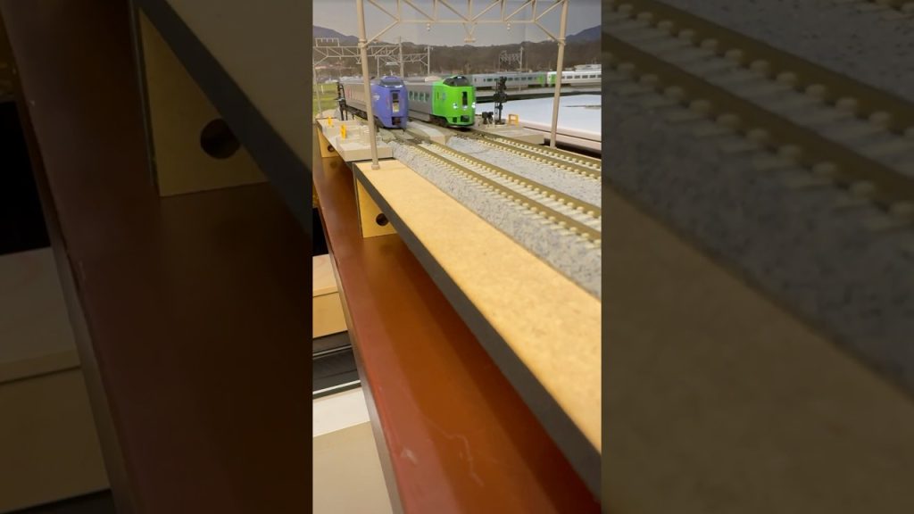 (Nゲージ鉄道模型 書斎のデスクトップミニレイアウト)KATO キハ283系スーパー北斗、TOMIX 789系スーパー白鳥 走行シーン