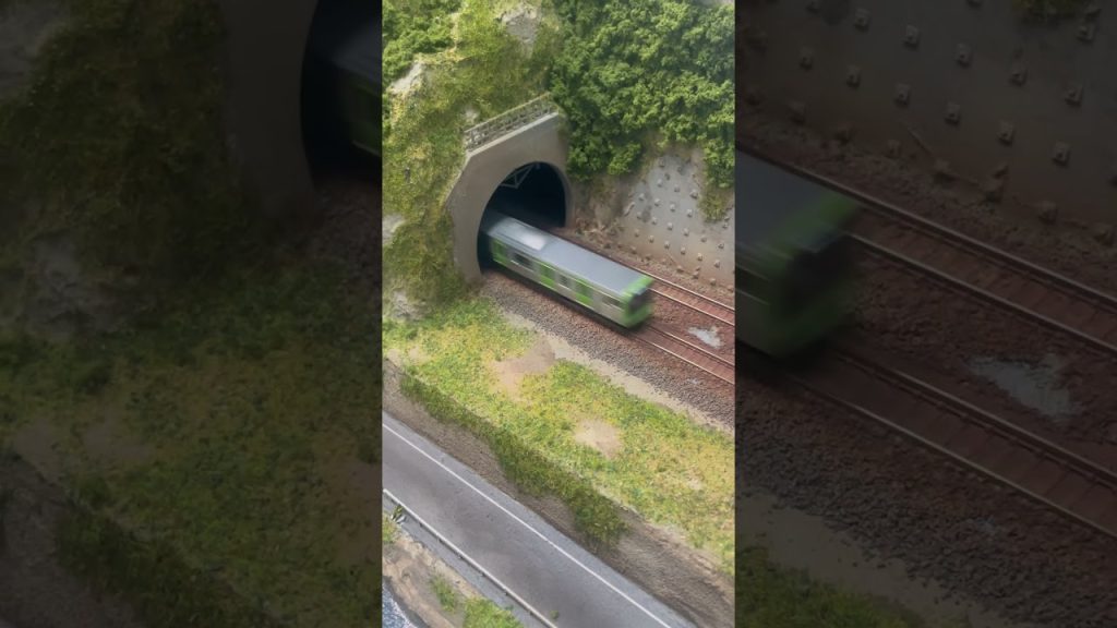 Nゲージ城鎮- 行駛中（逆行） KATO 東京山手線JR東日本E235系電聯車（模型）進隧道@玩軌運轉🚄🛤️