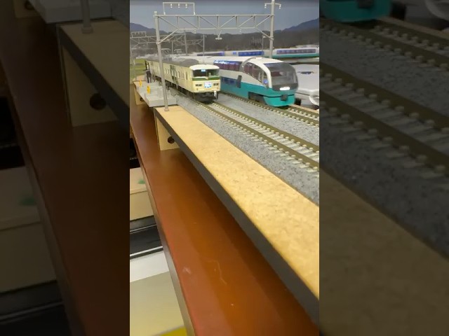 (Nゲージ鉄道模型 書斎のデスクトップミニレイアウト)TOMIX 185系踊り子(EXPRESS185+斜めストライプ)、TOMIX 251系スーパービュー踊り子新塗装 走行シーン