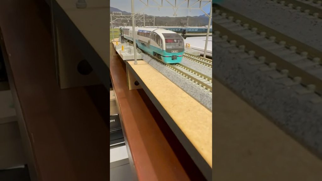 (Nゲージ鉄道模型 書斎のデスクトップミニレイアウト)TOMIX 251系スーパービュー踊り子、KATO E261系サフィール踊り子 走行シーン